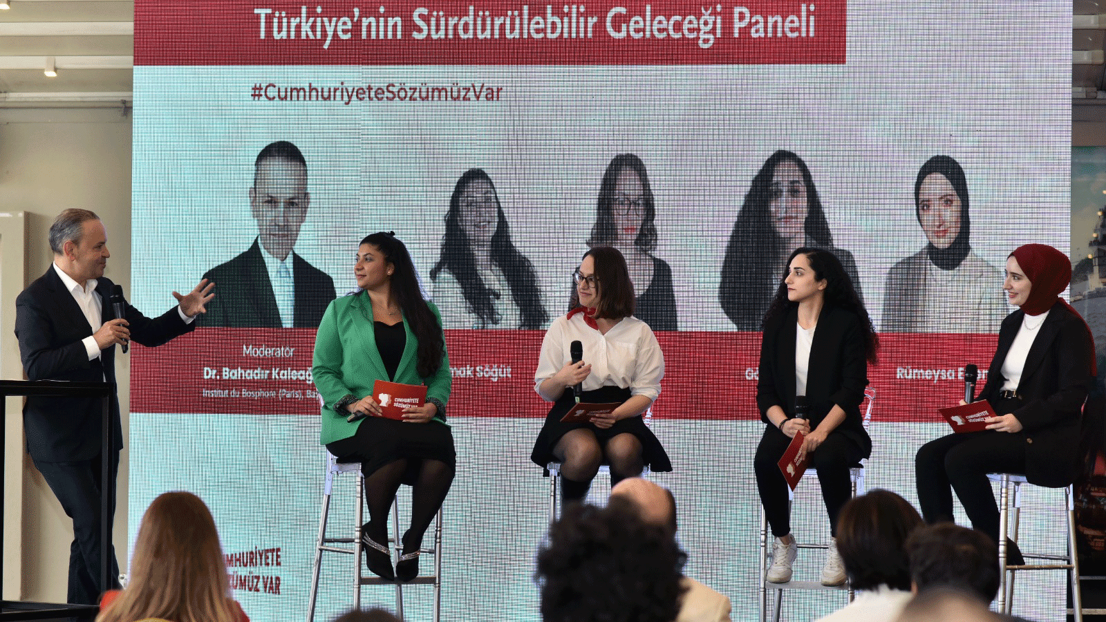 Bahadır Kaleağası, Irmak Söğüt, İrem Polat, Göksu Satıcı ve Rümeysa Erten Türkiye'nin Sürdürülebilir Gerçeği Paneli'nde sahnede